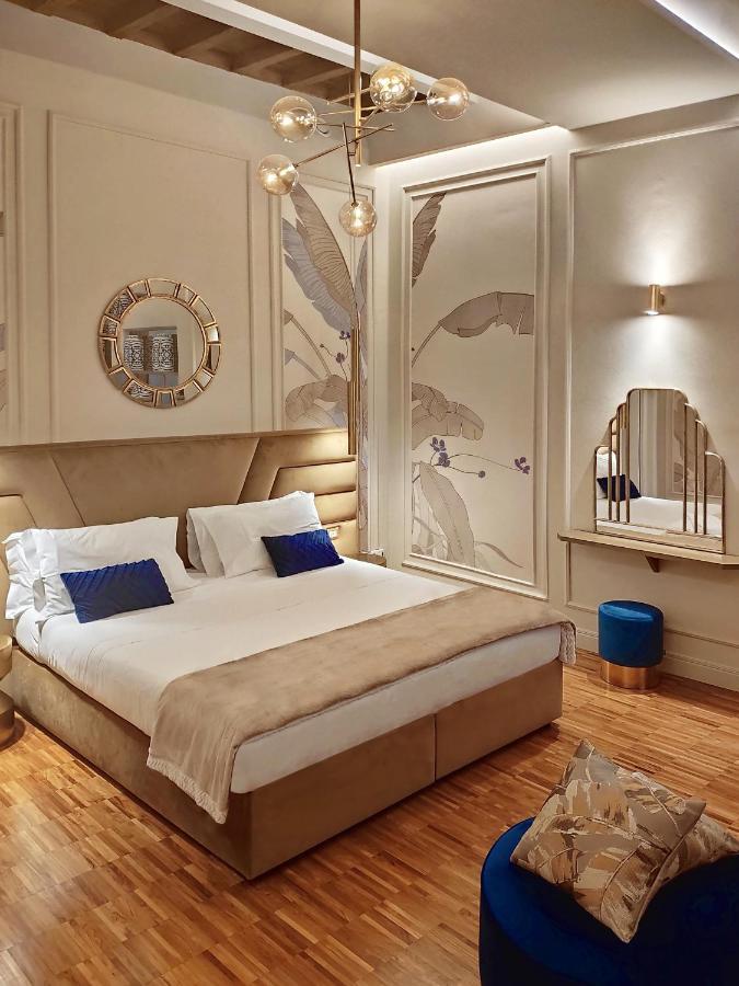Zimmer mit Kingsize-Bett und Gartenblick.